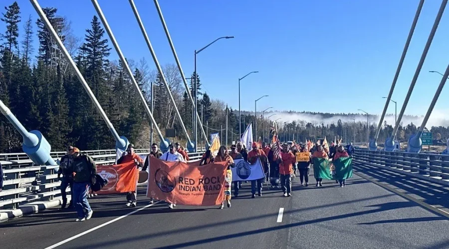 Red Rock Indian Band holds peaceful demonstration beside Nipigon River Bridge