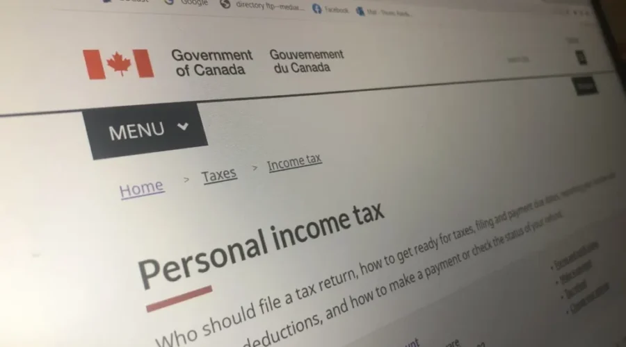Volunteer tax clinics help Canadians file returns