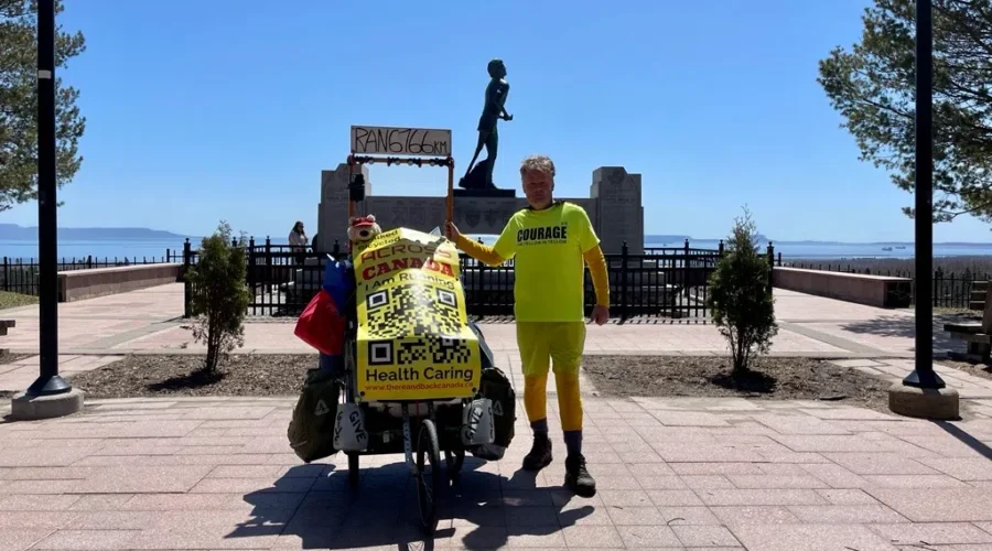 Fellow in Yellow visits Thunder Bay on ‘Movement for Movement’ journey