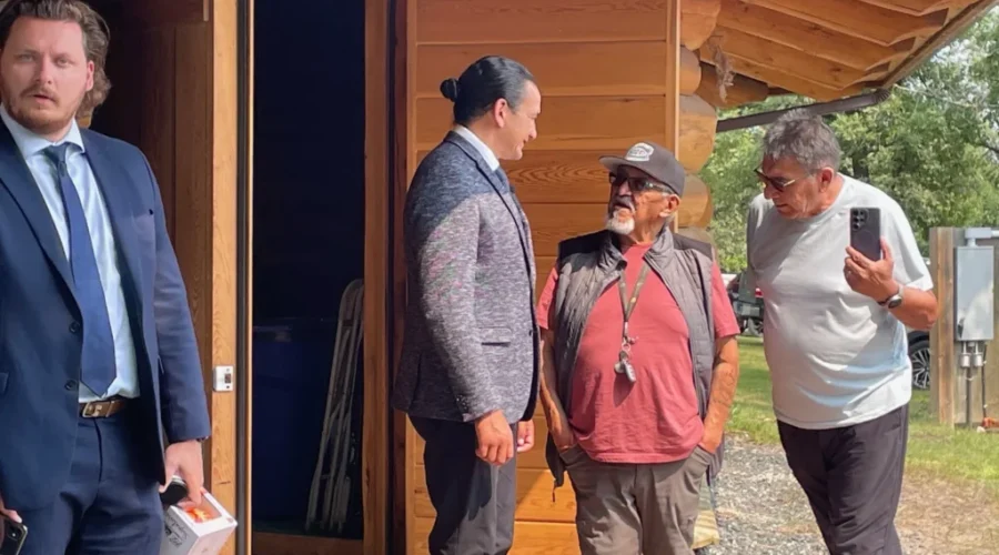 Kinew signs MOU with Niiwin Wendaanimok Partnership to twin Manitoba Highway #1