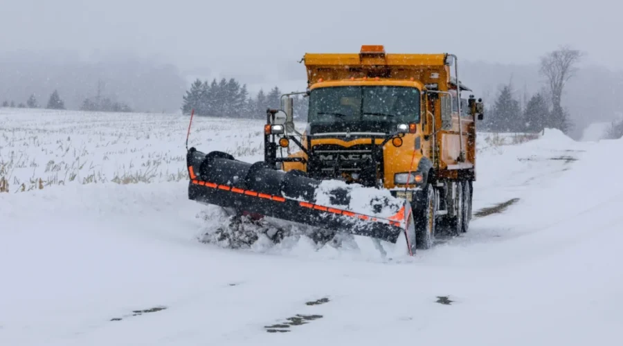 New Manitoba traffic laws mandate more space for snowplows, cyclists